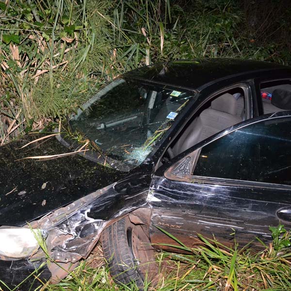 Carro invade pista contrária e causa acidente na rodovia Paraguaçu/Trevo de Gardênia.