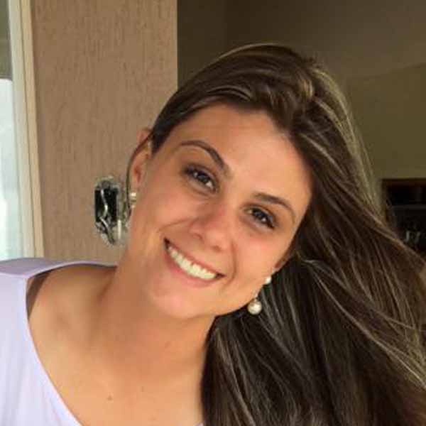 Thais Santos completou idade nova