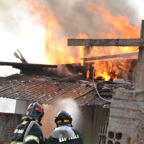 Imóvel de madeira é destruído pelo fogo na Vila Nova