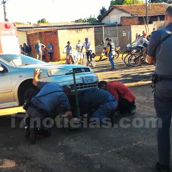 Carro vai parar em cima de homem no Jardim das Oliveiras
