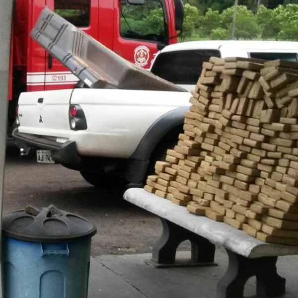 Mais de 200 tijolos de maconha são apreendidos em veículo ocupado por casal e crianças
