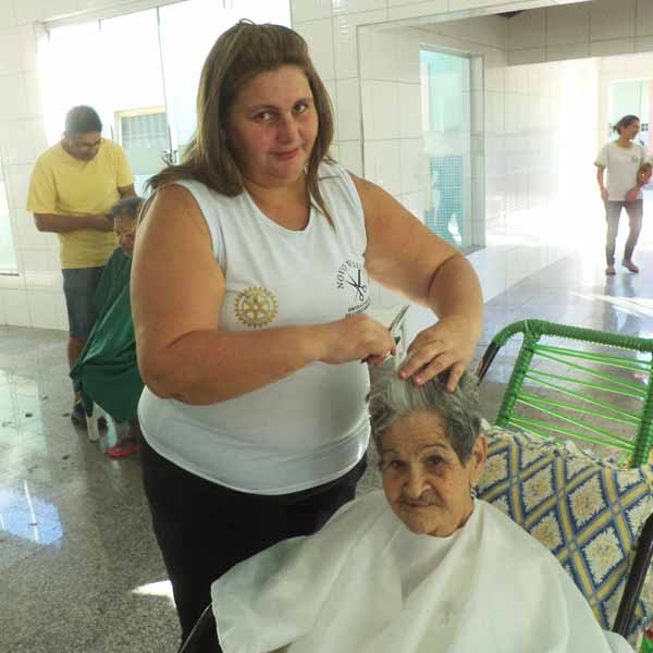 Moradores do Lar dos Idosos ganham cortes de cabelo
