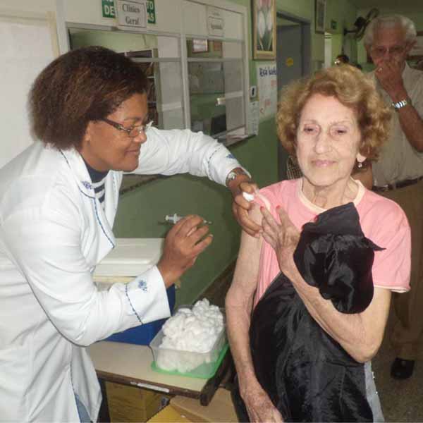 'Dia D' de vacinação contra a gripe lota as unidades básicas de saúde de Paraguaçu