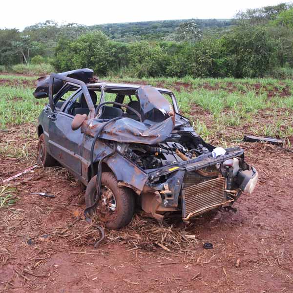 Motorista e passageiro ficam feridos após carro capotar diversas vezes