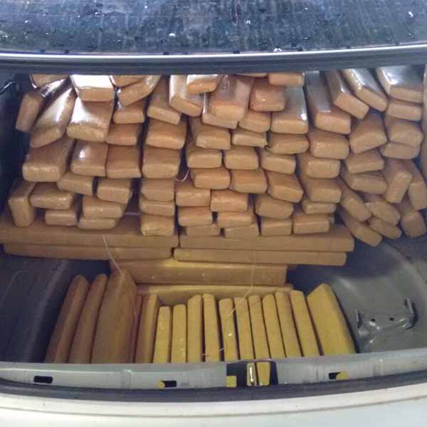Mais de uma tonelada de maconha é apreendida após perseguição policial em rodovia