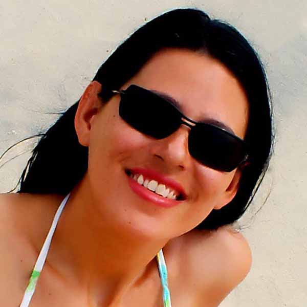 Elaine Cristina apaga velinhas
