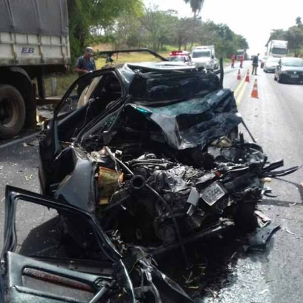 Motorista morre após bater de frente com caminhão na BR-153 em Marília