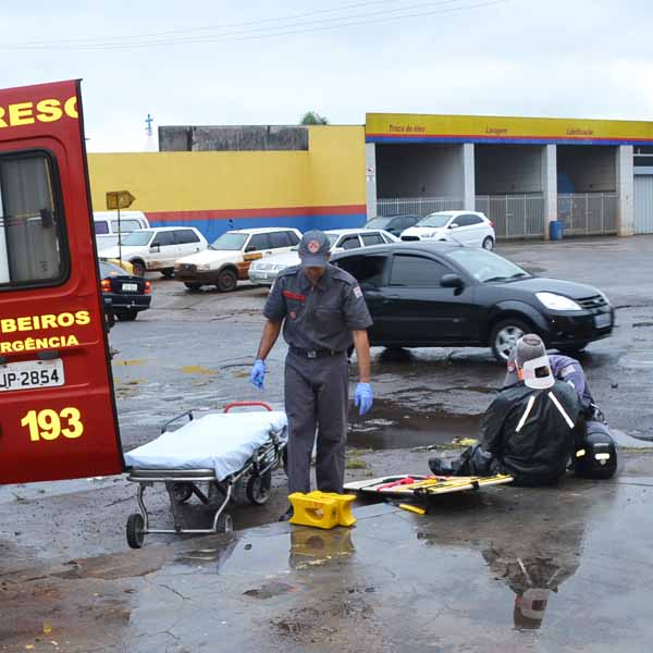 Mototaxista é colidido por carro em cruzamento de ruas em Paraguaçu