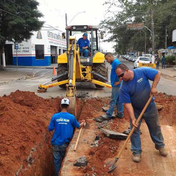 Construção de adutora 'rasga' asfalto da Avenida Brasil