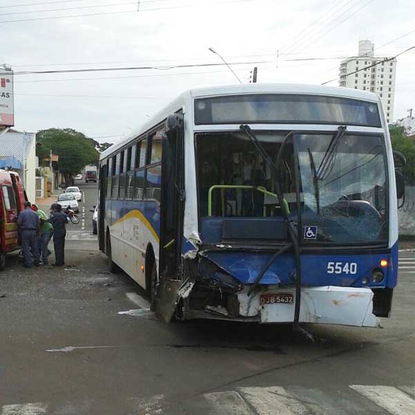 Veículos colidem e botijão de gás é arremessado contra dois carros em Assis