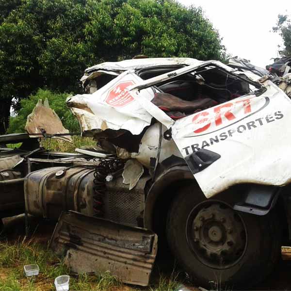 Paraguaçuense se envolve em grave acidente que deixou carreta destruída