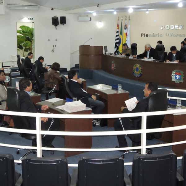 Câmara aprova quase R$ 800 mil para pavimentação de ruas e pátio do Balneário Municipal