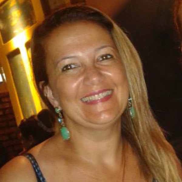Angela Cavalari apaga velinhas