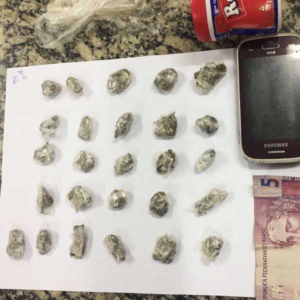 Adolescente de 16 anos é apreendido com porções de maconha e confessa tráfico