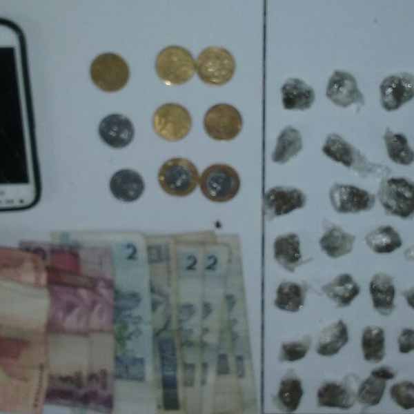 PM encontra dezenas de porções de maconha dentro de tênis e leva paraguaçuense para a cadeia