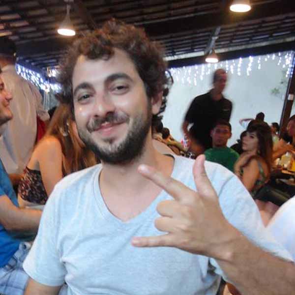 Renato Dib apaga velinhas nesta quarta