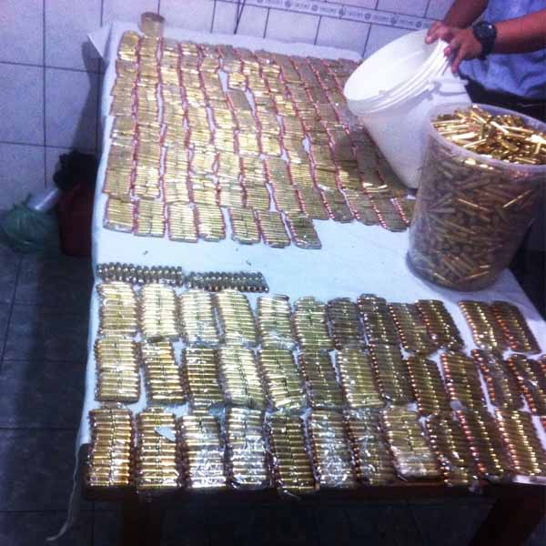6 mil munições para fuzil e pistolas são apreendidas em fundo falso de veículo