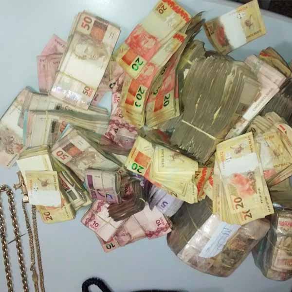 Polícia Rodoviária apreende mais de R$ 310 mil encontrados dentro de veículo