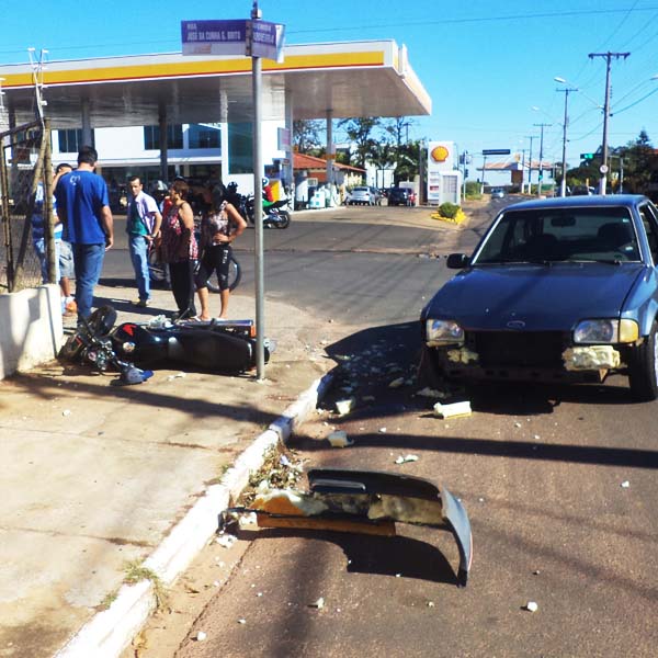 Motociclista e moto são arremessados na calçada após colisão