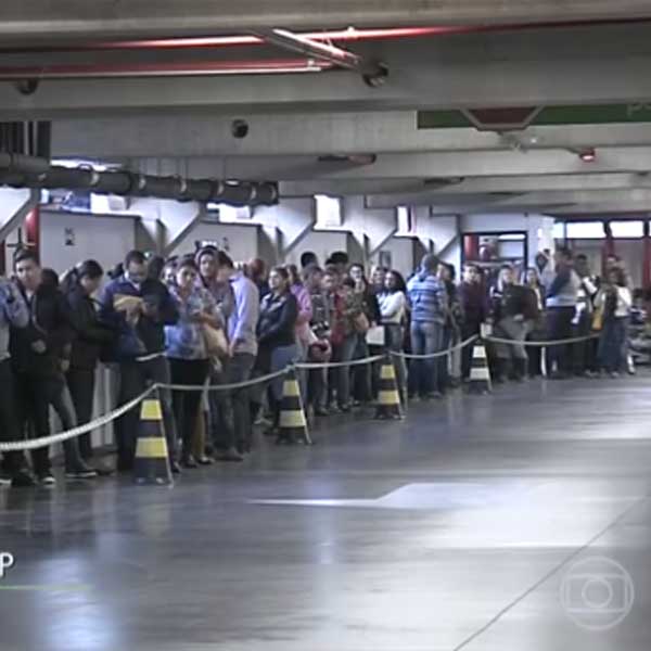 Candidatos fazem fila por 400 vagas em supermercado de Marília