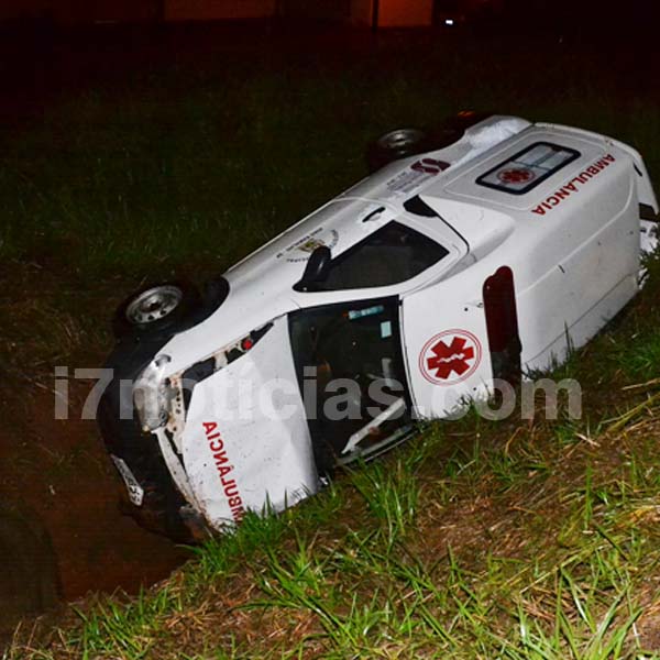 Ambulância aquaplana e vai parar em vala na Rodovia Manílio Gobbi