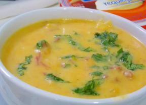 Sopa de abóbora com carne seca e requeijão