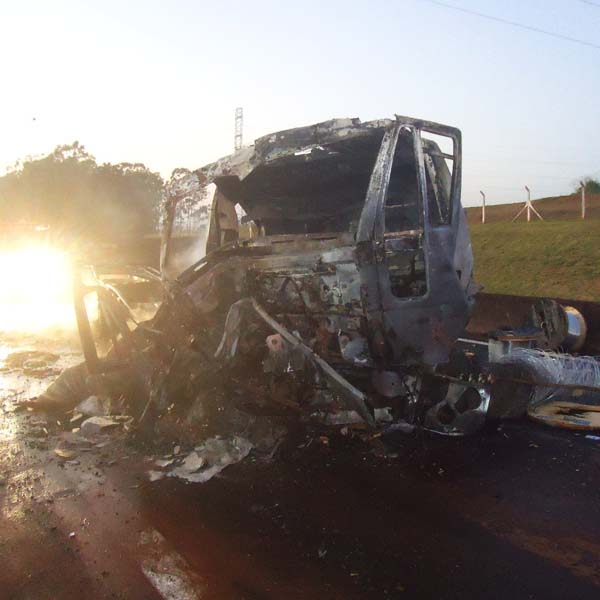 Motorista fica gravemente ferido em acidente envolvendo caminhão de Paraguaçu Paulista
