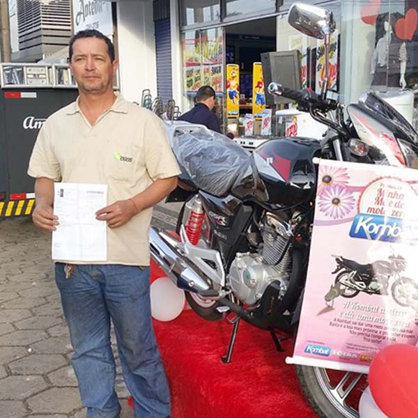 Kombat entrega moto 0 km para paraguaçuense