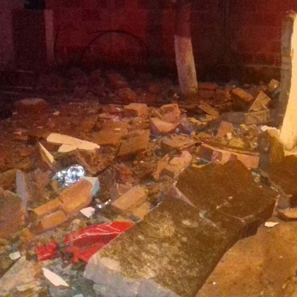 Motorista visivelmente embriagado colide e destrói muro na Vila Gammon