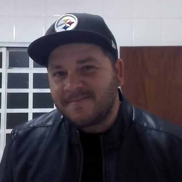 Marquinho Tubarão apaga velinhas