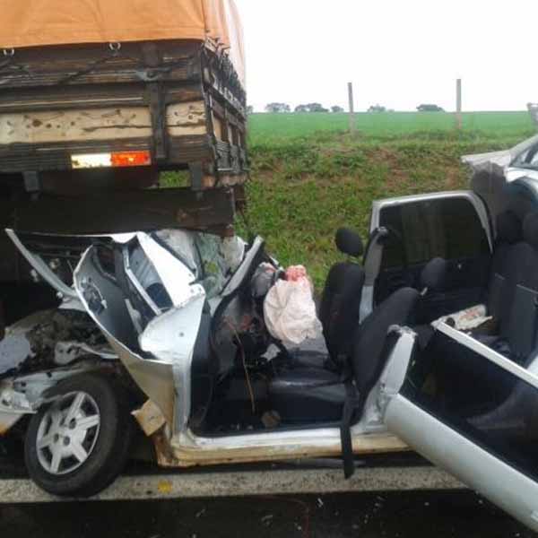Acidente entre carro e caminhão deixa dois mortos em Assis