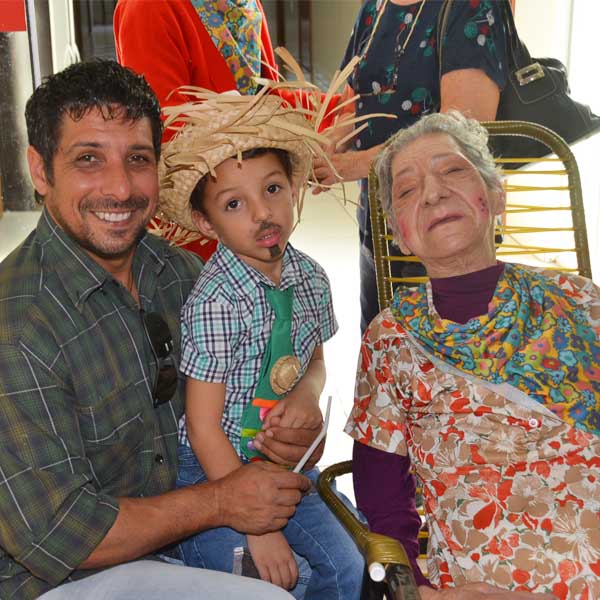 Moradores do Lar dos Idosos Walter Meyer ganham Festa Junina
