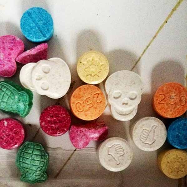 Polícia faz alerta sobre droga em forma de doces na porta de escolas