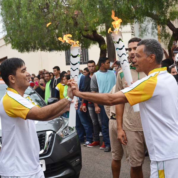 Doze condutores revezam a 'chama olímpica' por Paraguaçu Paulista