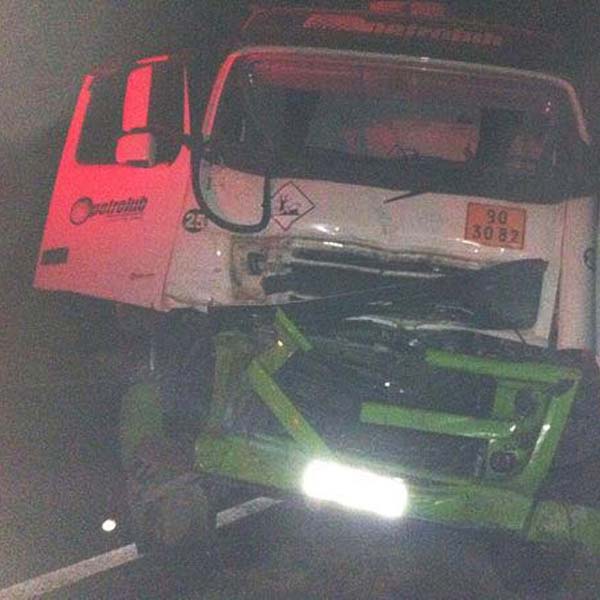 Acidente com caminhões mata motorista em rodovia de Maracaí