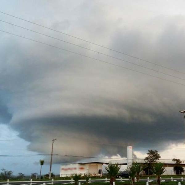 Formação de nuvem gigantesca assusta moradores de Tupã