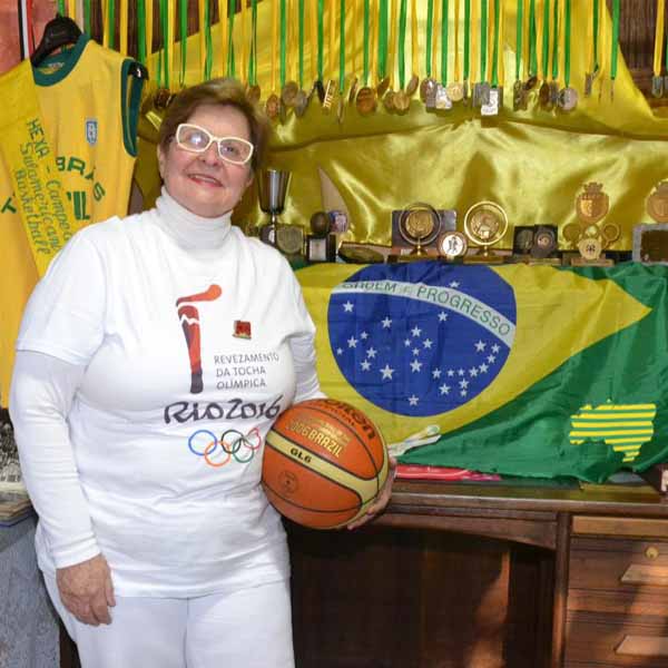 Ex-jogadora da Seleção Brasileira de basquete, Elzinha Pacheco conduzirá a Tocha Olímpica