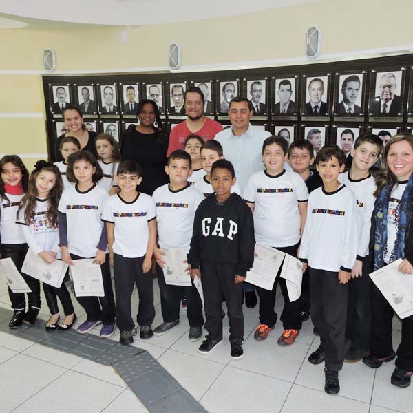 Câmara recebe alunos da escola Lápis de Cor