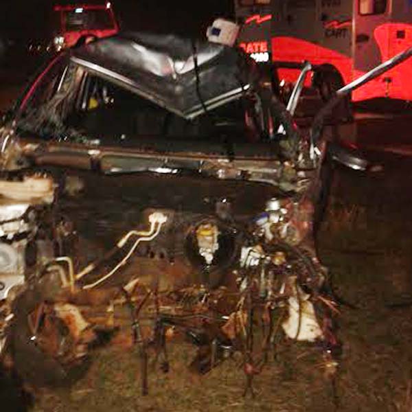 Motor de carro é arremessado em acidente na Rodovia Miguel Jubran