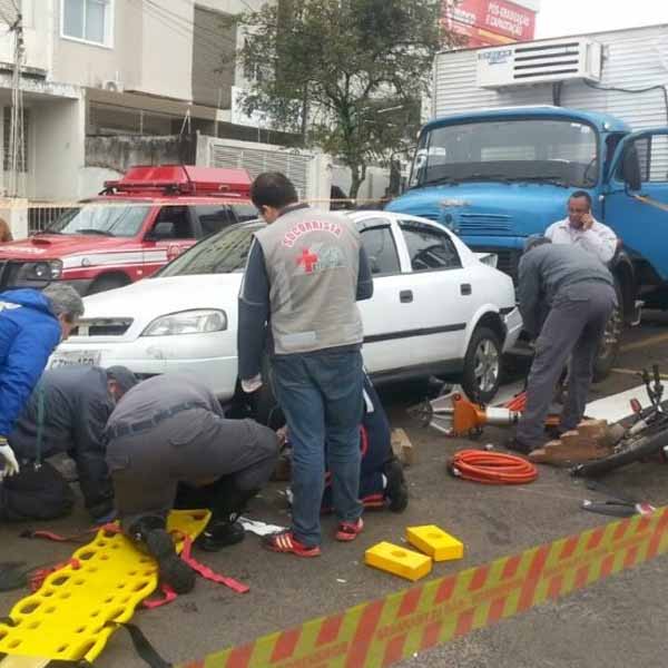 Mulher fica presa debaixo de carro em grave acidente no centro de Marília