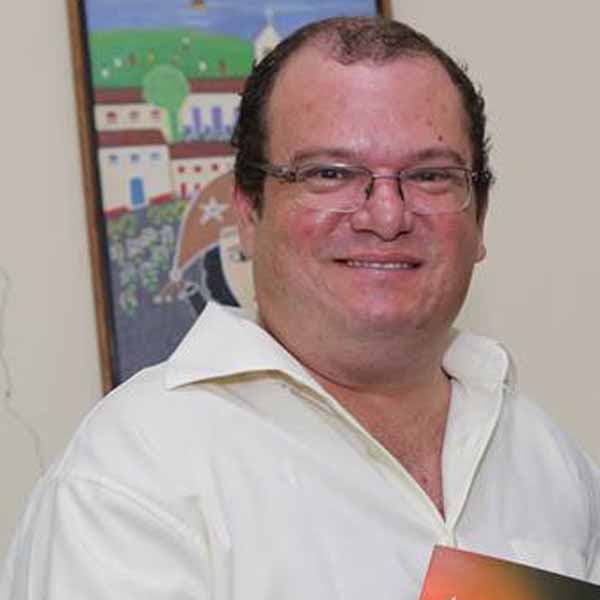Odilon Amaral Nogueira Filho apaga velinhas nesta sexta-feira