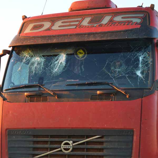 Motorista tem ataque de fúria após acidente e dá pauladas em carreta na vicinal Lutécia/Assis