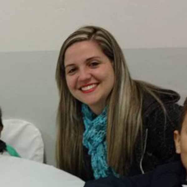 Carla Andrade apaga velinhas hoje