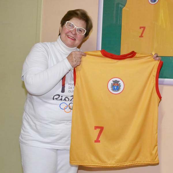 Elzinha diz ser um grande presente aos 67 anos representar o Brasil nas ruas