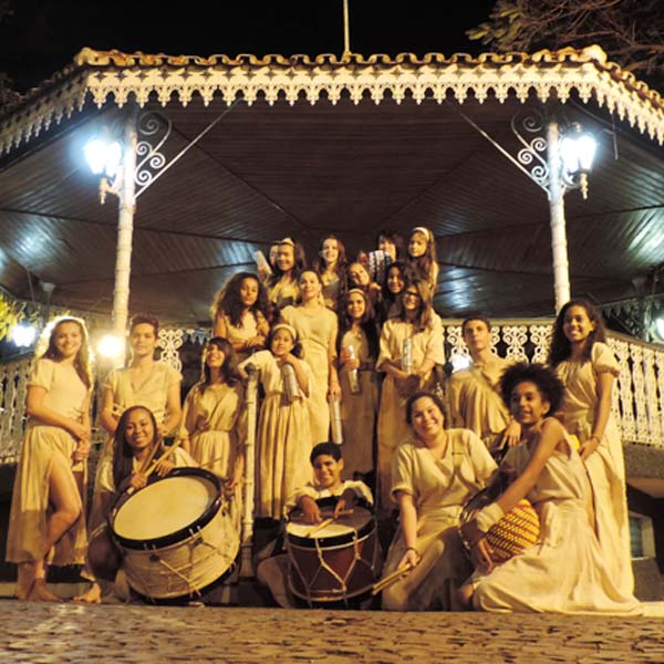 Maracatu do Ponto de Cultura participa de abertura do VI Encontro de Palhaços nesta quinta-feira