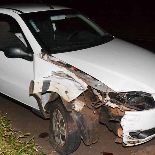 Veículo transita pelo acostamento e colide contra carro estacionado