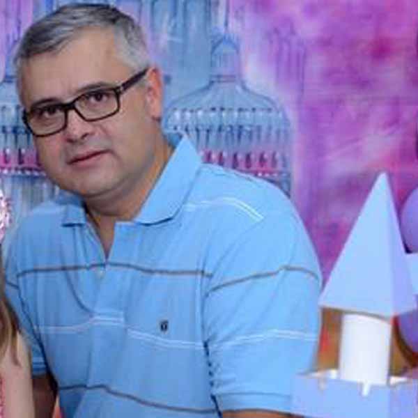 Hélio Pariz apaga velinhas nesta terça-feira