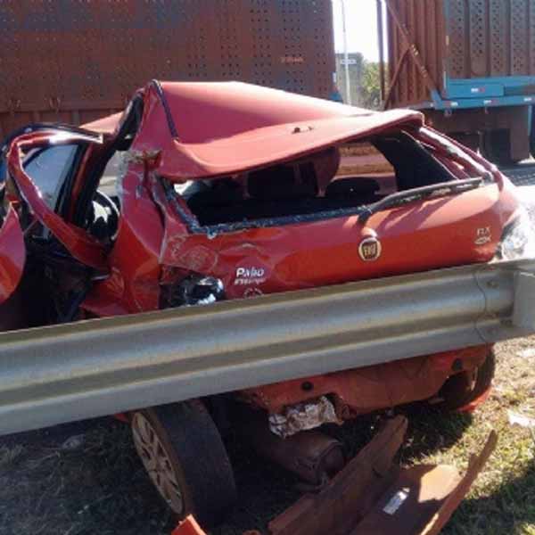 Carro fica destruído em acidente com caminhão canavieiro em Ourinhos