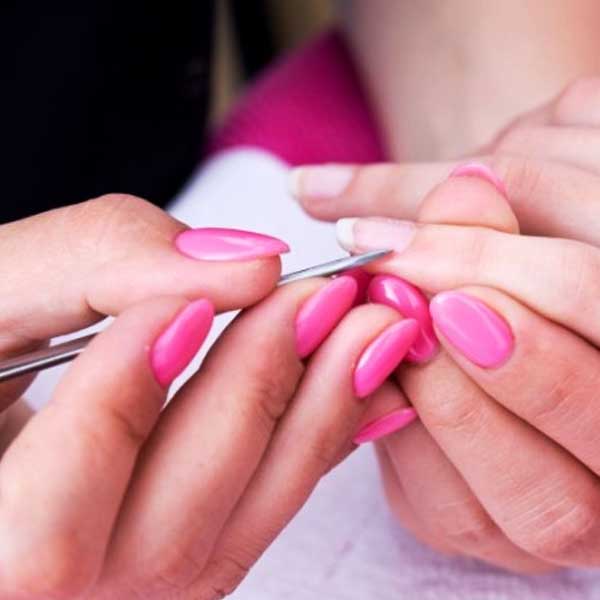 Ainda estão abertas as inscrições para cursos profissionalizantes de manicure e maquiagem