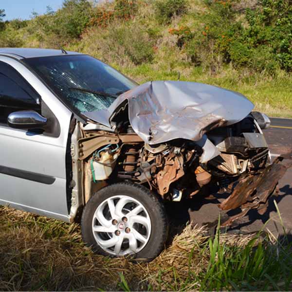 Ao tentar ultrapassagem, carro colide em caminhão e três pessoas ficam feridas